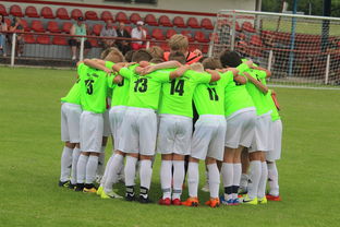 星空app官方下载-库里赛后称赞队友团结赢下关键比赛，库里鼓励